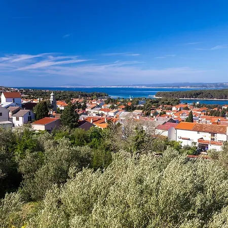 The Manzoni Family 1 Pensión Punat